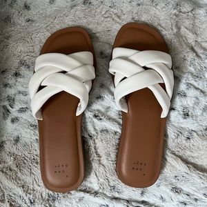 White sandals size 7💕